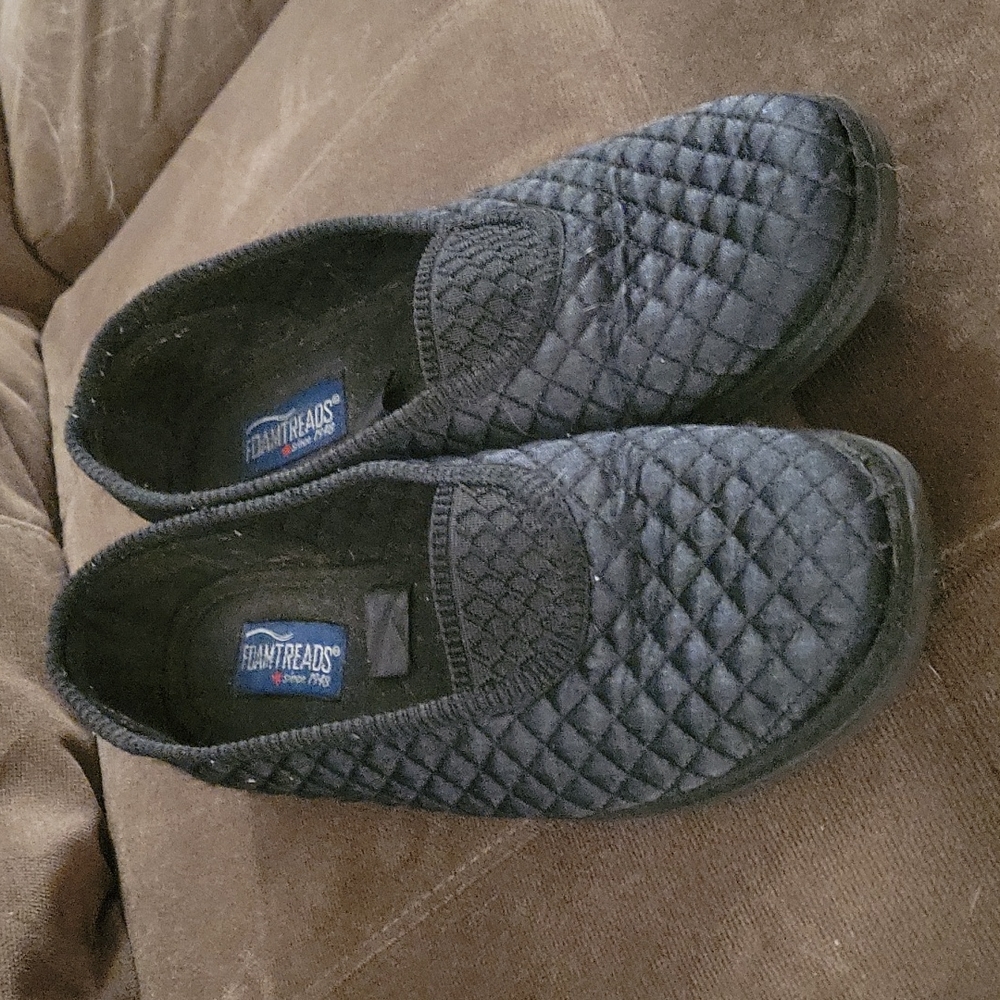 Barely worn house shoes/slippers